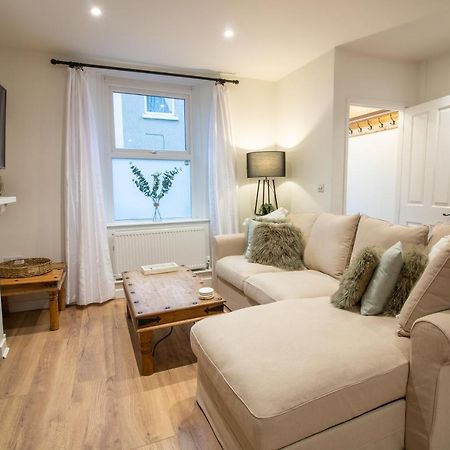 ניוטון אבוט Stylish And Modern Town Centre End-Of Terrace Home מראה חיצוני תמונה