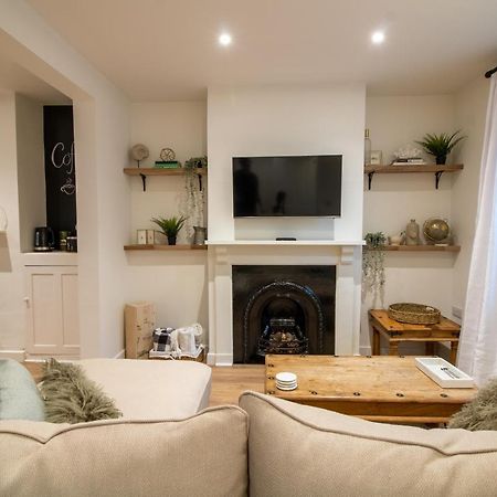 ניוטון אבוט Stylish And Modern Town Centre End-Of Terrace Home מראה חיצוני תמונה