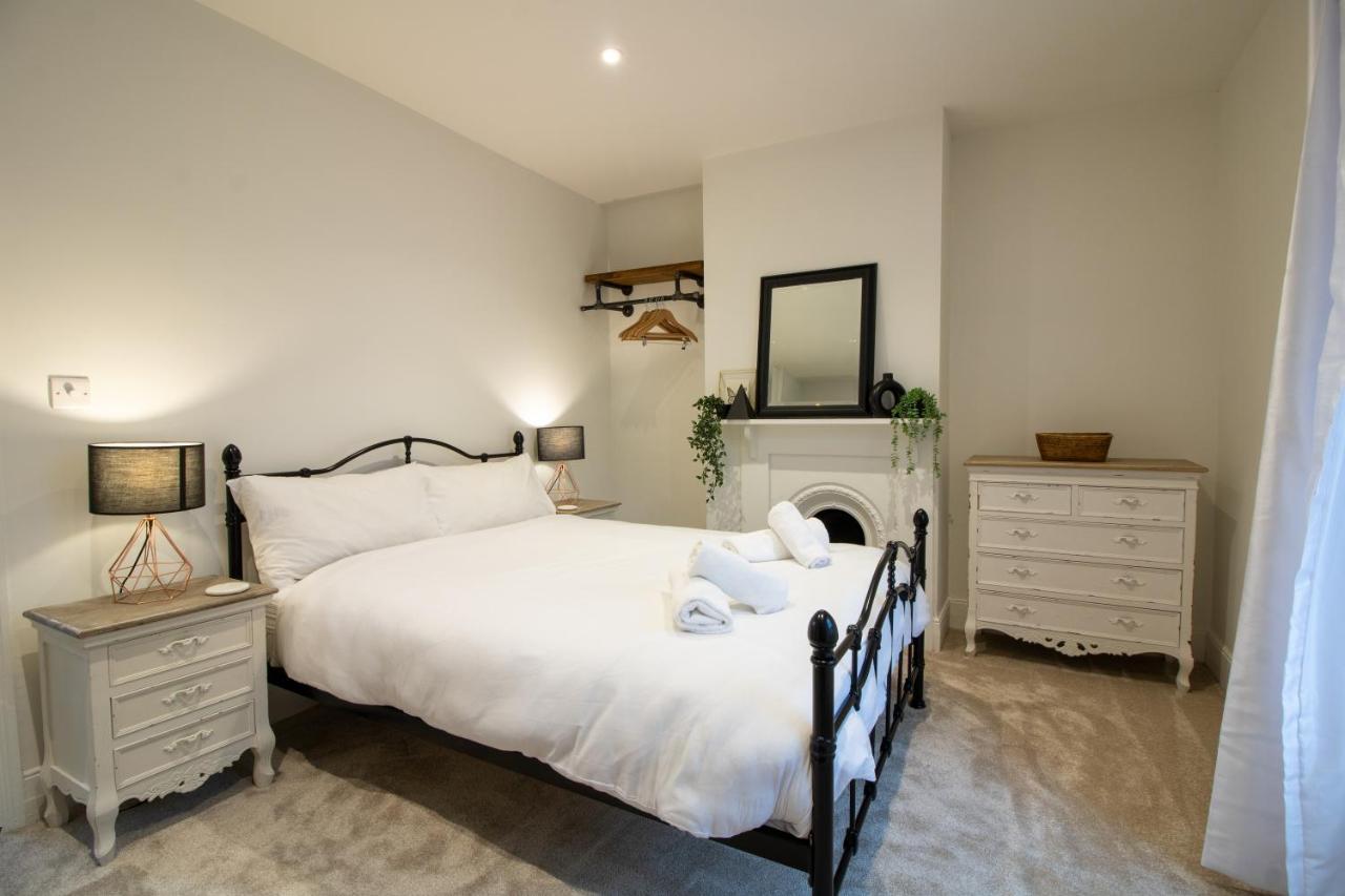 ניוטון אבוט Stylish And Modern Town Centre End-Of Terrace Home מראה חיצוני תמונה