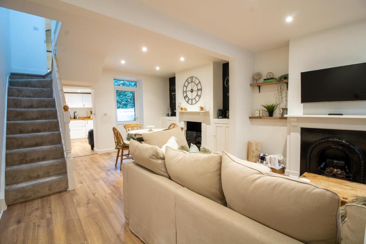 ניוטון אבוט Stylish And Modern Town Centre End-Of Terrace Home מראה חיצוני תמונה