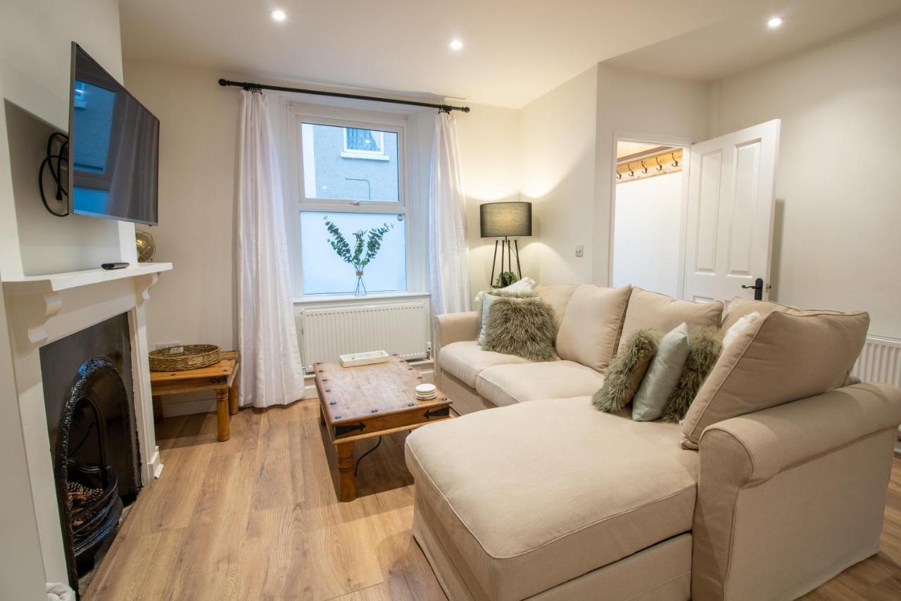 ניוטון אבוט Stylish And Modern Town Centre End-Of Terrace Home מראה חיצוני תמונה