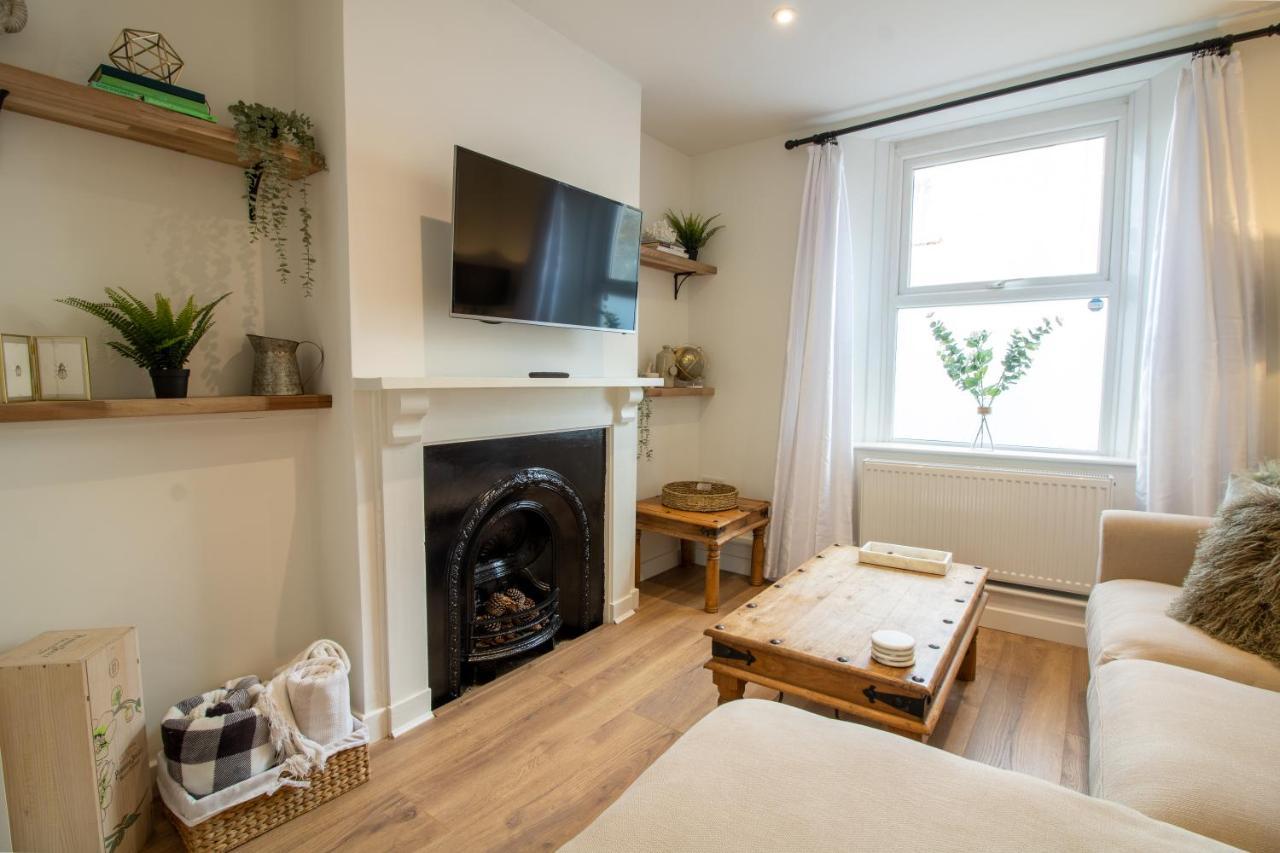 ניוטון אבוט Stylish And Modern Town Centre End-Of Terrace Home מראה חיצוני תמונה