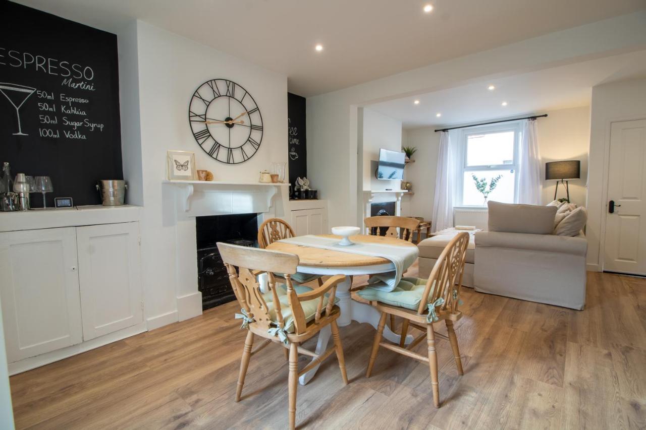 ניוטון אבוט Stylish And Modern Town Centre End-Of Terrace Home מראה חיצוני תמונה