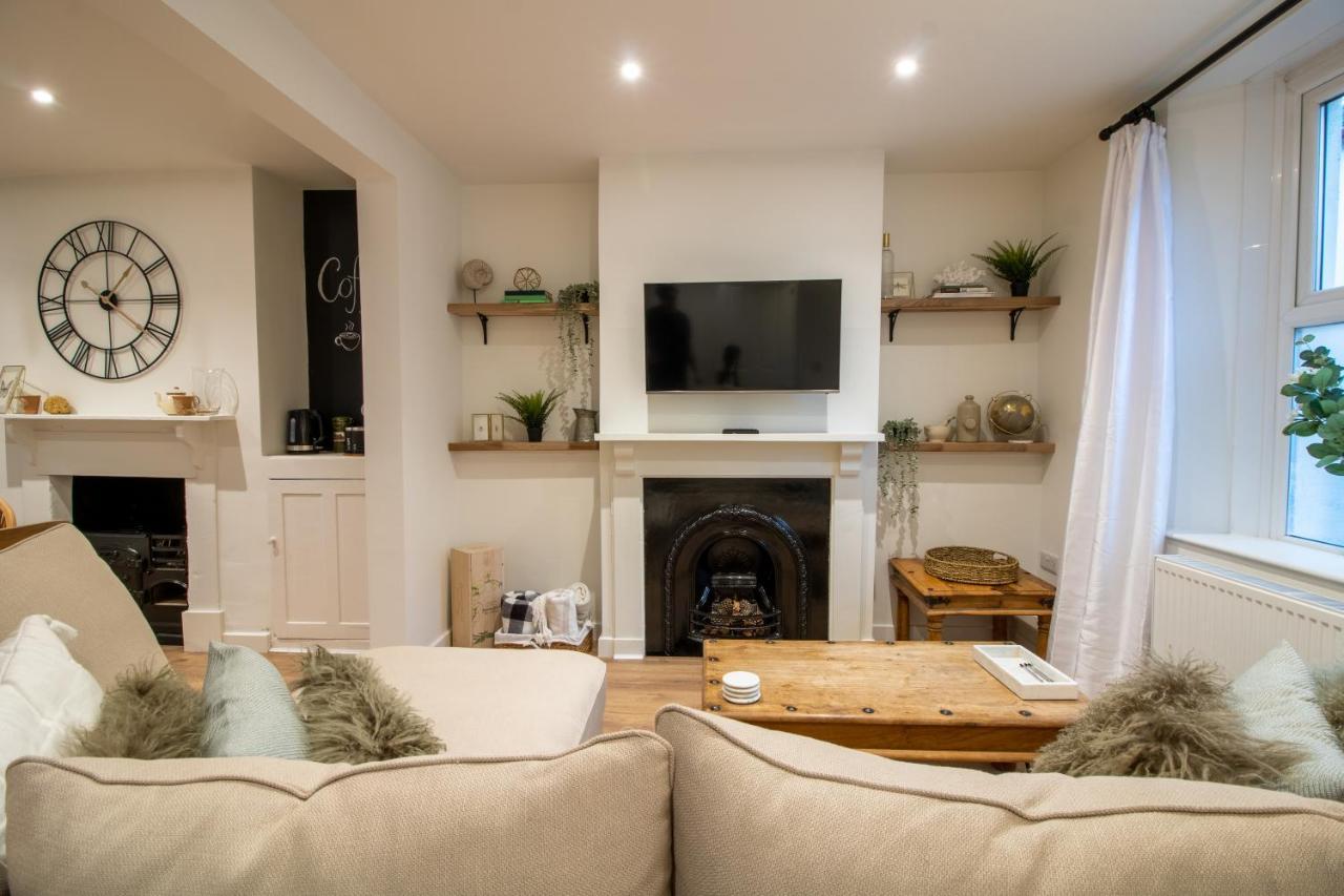 ניוטון אבוט Stylish And Modern Town Centre End-Of Terrace Home מראה חיצוני תמונה