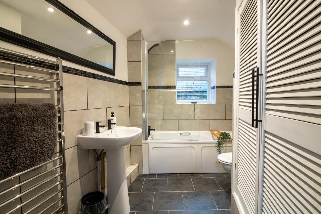 ניוטון אבוט Stylish And Modern Town Centre End-Of Terrace Home מראה חיצוני תמונה