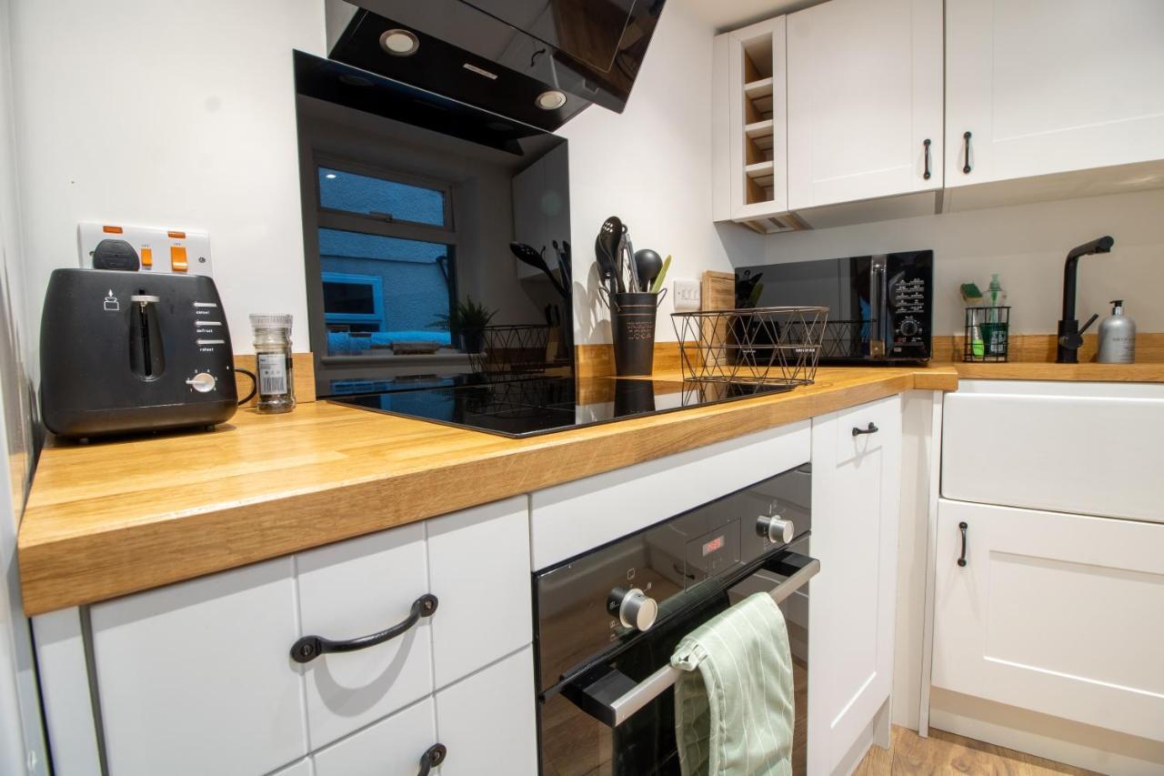 ניוטון אבוט Stylish And Modern Town Centre End-Of Terrace Home מראה חיצוני תמונה