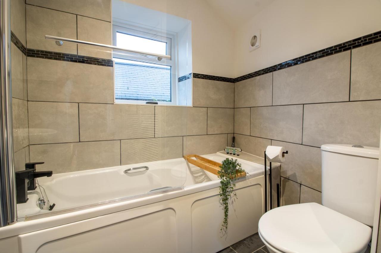 ניוטון אבוט Stylish And Modern Town Centre End-Of Terrace Home מראה חיצוני תמונה